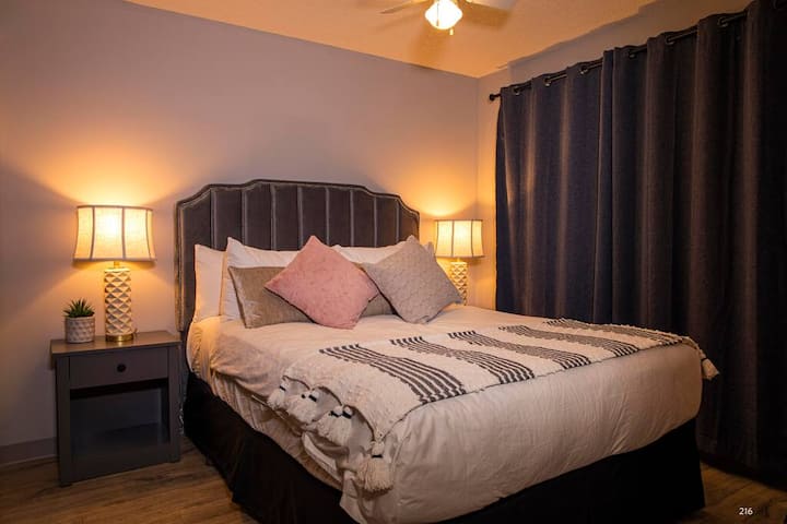 Schlafzimmer mit Queensize-Bett