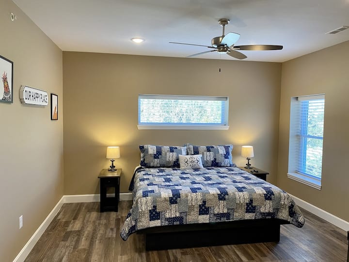 8-დან 1 მთავარი ლუქსი :-). Ისიამოვნეთ საკუთარი დიდი საძინებლით HDTV-თი და აბაზანა-ტუალეტით!