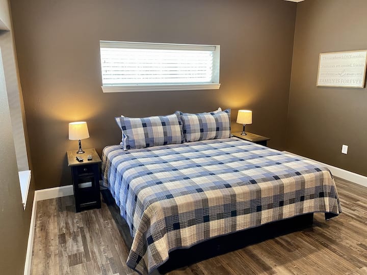 8-დან 1 მთავარი ლუქსი :-). Ისიამოვნეთ საკუთარი დიდი საძინებლით HDTV-თი და აბაზანა-ტუალეტით!