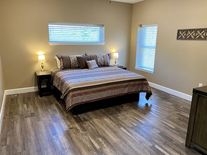 8-დან 1 მთავარი ლუქსი :-). Ისიამოვნეთ საკუთარი დიდი საძინებლით HDTV-თი და აბაზანა-ტუალეტით!