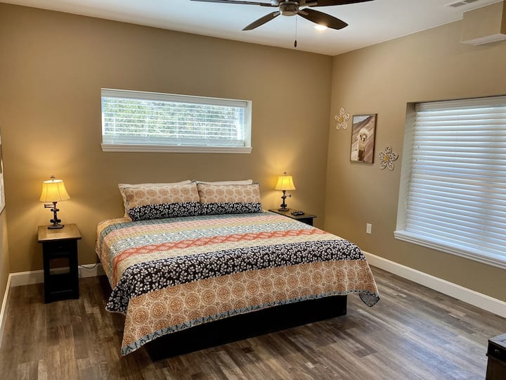 8-დან 1 მთავარი ლუქსი :-). Ისიამოვნეთ საკუთარი დიდი საძინებლით HDTV-თი და აბაზანა-ტუალეტით!