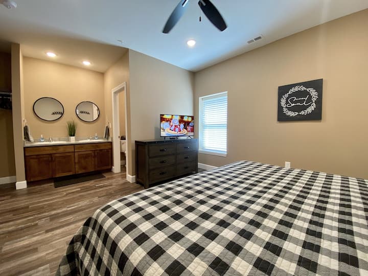 8-დან 1 მთავარი ლუქსი :-). Ისიამოვნეთ საკუთარი დიდი საძინებლით HDTV-თი და აბაზანა-ტუალეტით!