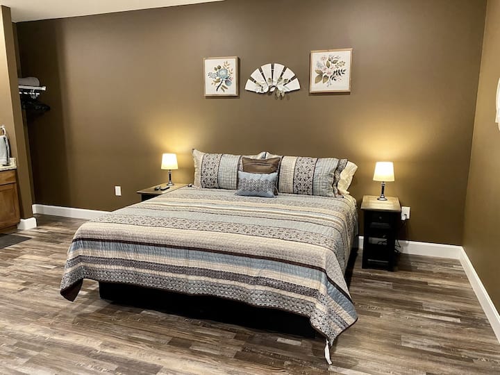 8-დან 1 მთავარი ლუქსი :-). Ისიამოვნეთ საკუთარი დიდი საძინებლით HDTV-თი და აბაზანა-ტუალეტით!