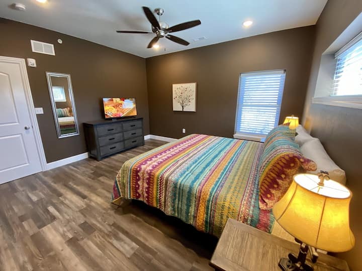 8-დან 1 მთავარი ლუქსი :-). Ისიამოვნეთ საკუთარი დიდი საძინებლითა და აბაზანა-ტუალეტით!