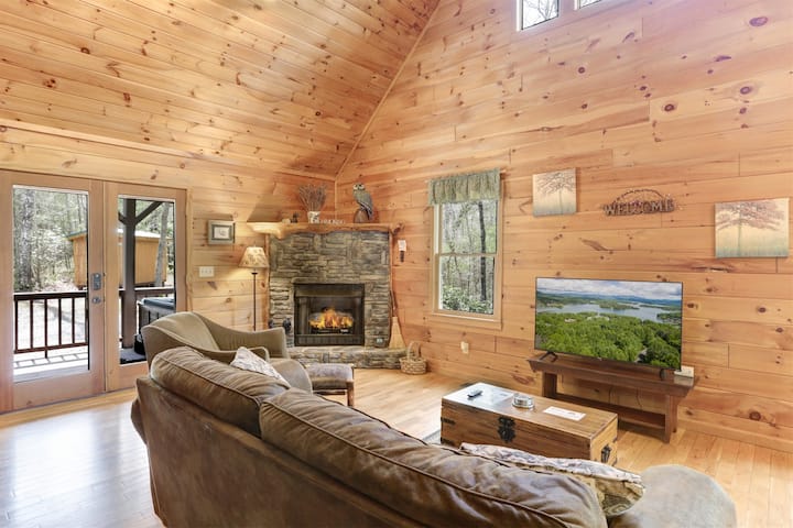 Secluded Cabin W/ Hot Tub & Cozy Fire Pit - Georgia, GA