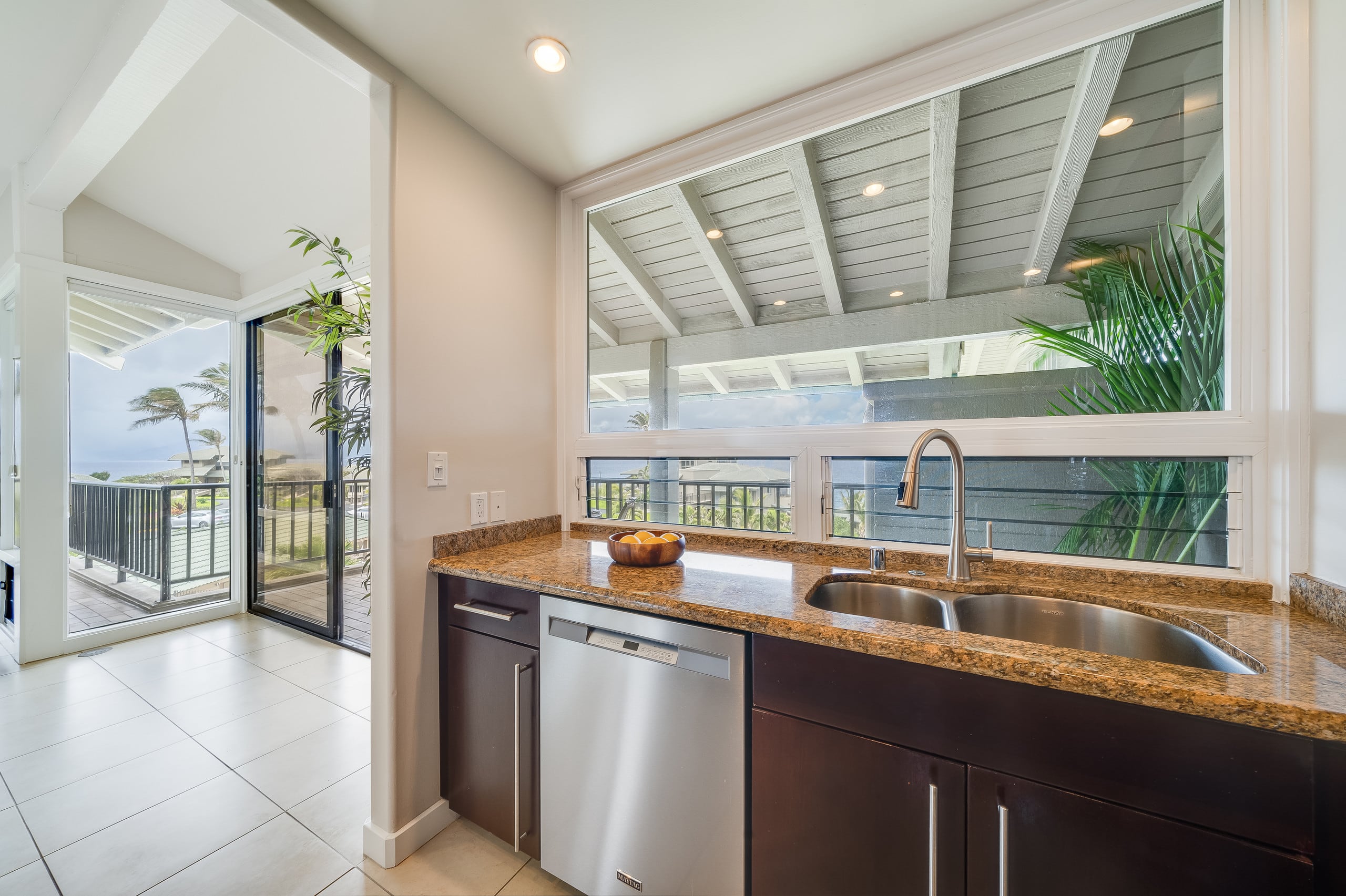 Condo in Lahaina · ★4.97 · 1 bedroom · 2 beds · 1 bath - Image 7