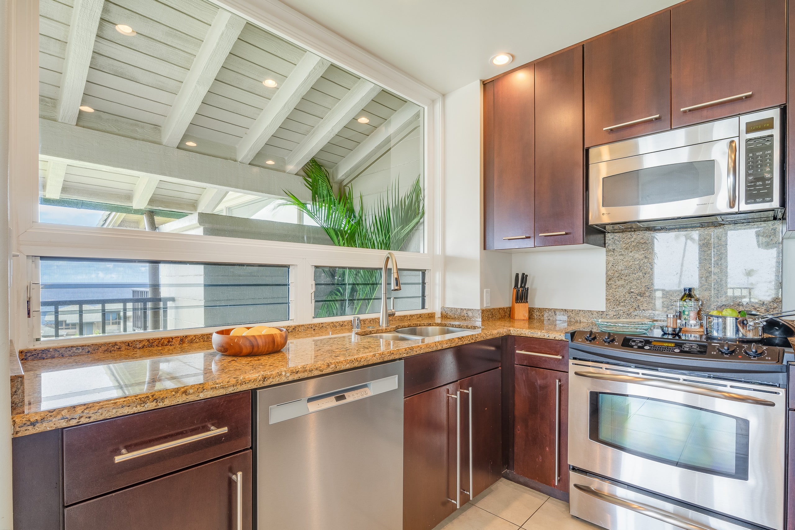 Condo in Lahaina · ★4.97 · 1 bedroom · 2 beds · 1 bath - Image 8