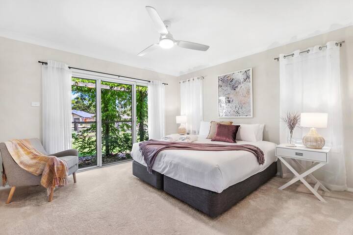 להתבודד ביוקרה בחדר השינה הראשי. עם מיטת קינג ספליט וסוויטה, היא מבטיחה שנת לילה נינוחה ומעט פינוק.