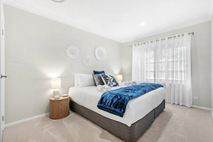 עם מיטת קינג סייז, חדר השינה הזה מציע גמישות ונוחות לאורחים, ומבטיח שהייה רגועה.