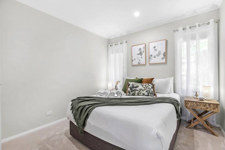 חדר השינה הנוח הזה מציע מרחב שקט לטעינה מחדש, ומבטיח שנת לילה שלווה.