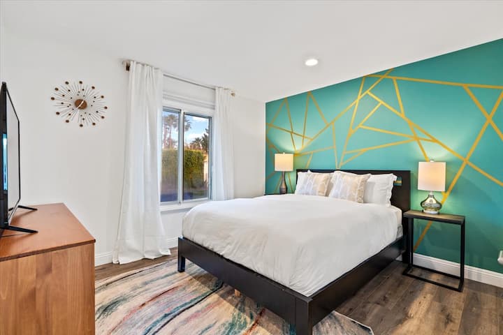 Habitación azul con cama tamaño queen, dormitorio 2