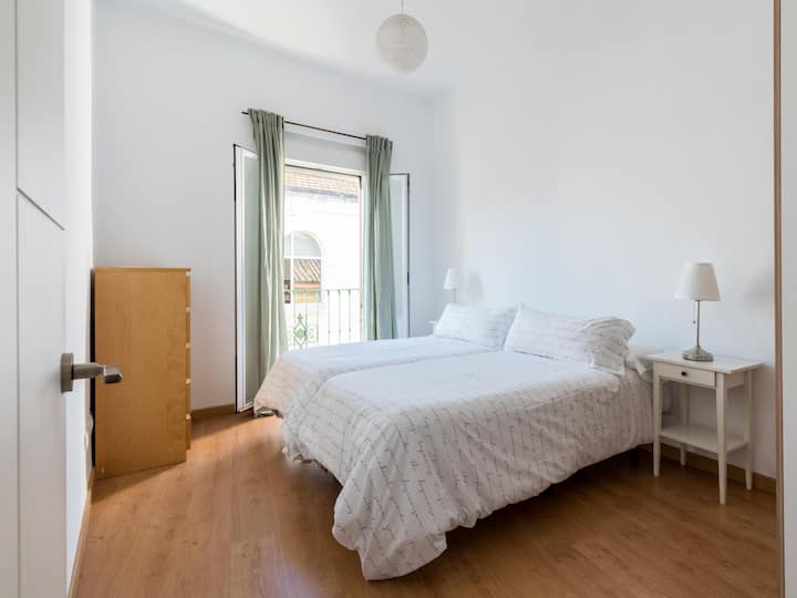 Dormitorio dos con un par de camas individuales. 