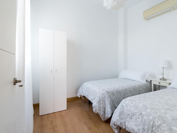 Dormitorio tres con un par de camas individuales.