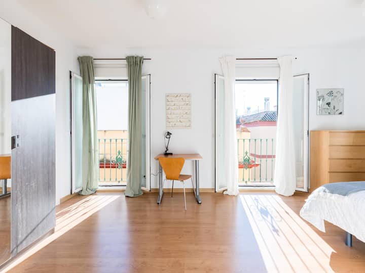 Dormitorio principal, balcones con vistas al perfil urbano del barrio de Triana. 