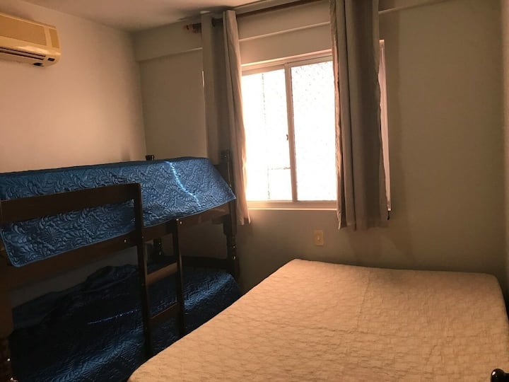 Dhomë me një krevat dopio dhe një krevat marinari. Ajër i kondicionuar.