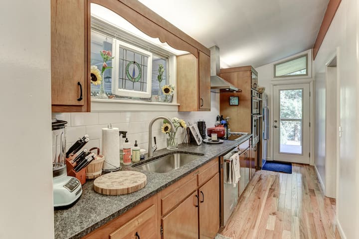 Peaceful Getaway With Golf Course Views & Hot Tub! - Hendersonville, NC