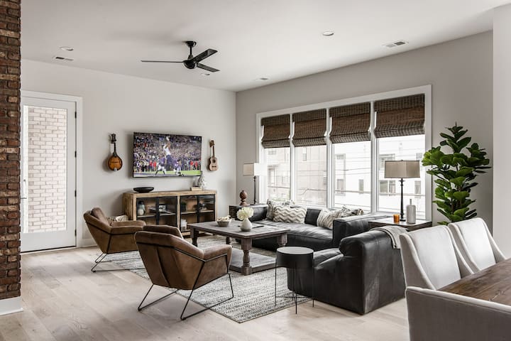 Urban Row – Rooftop Hot Tub – Heart of Gulch gallery image 2