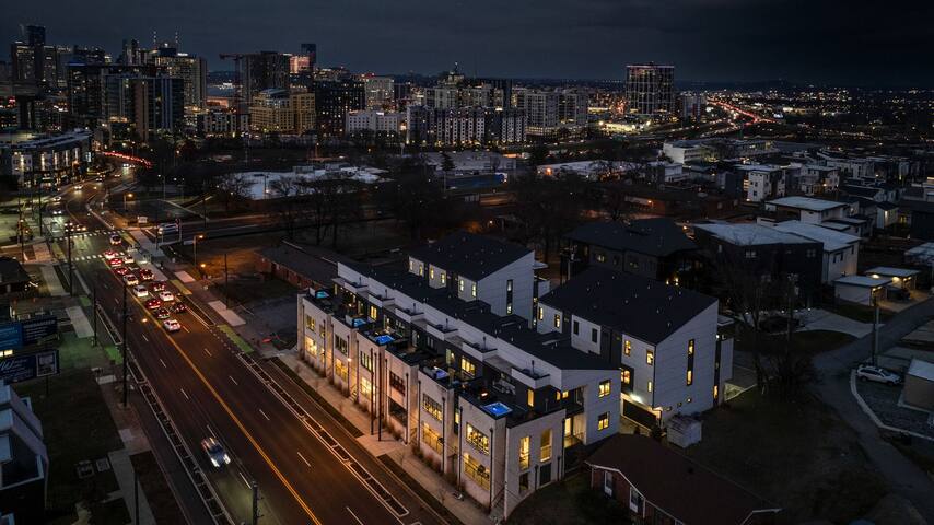 Urban Row – Rooftop Hot Tub – Heart of Gulch gallery image 5