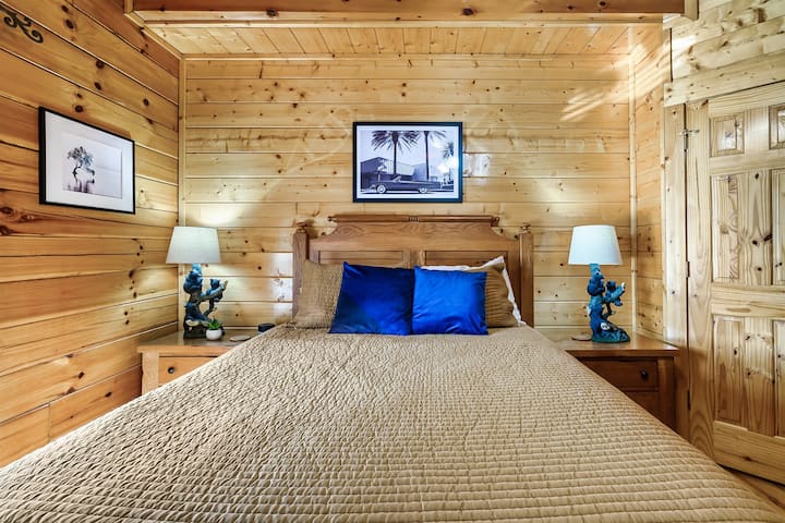 Chambre queen size au 1er étage avec machine à bruit blanc, baignoire à jets et télévision Roku