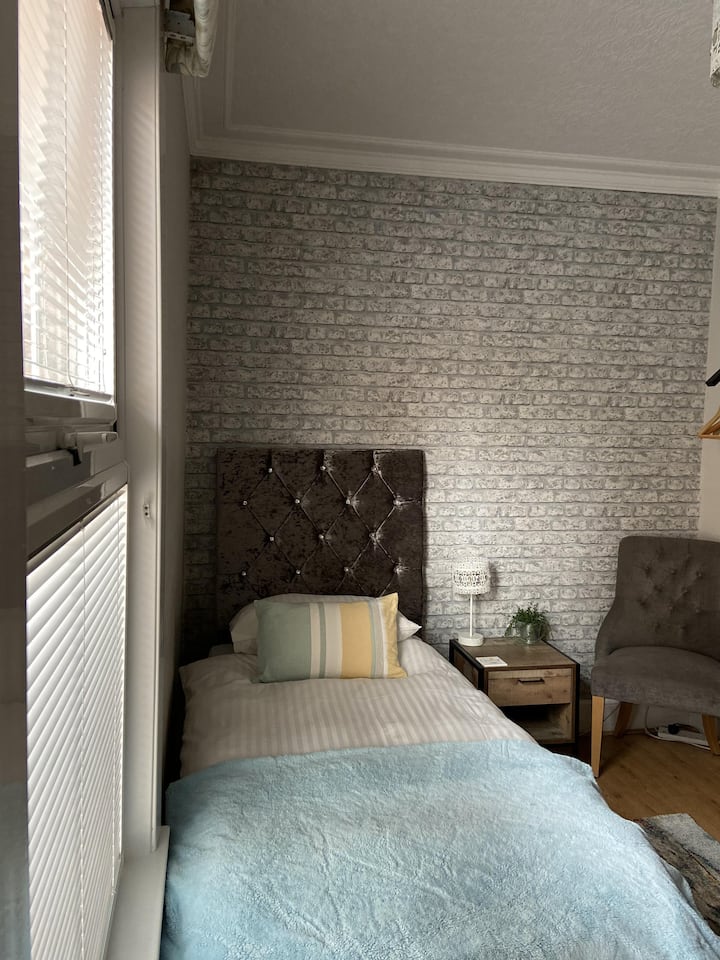 Large-chambre Simple-douche-pas De Vue - Carlisle
