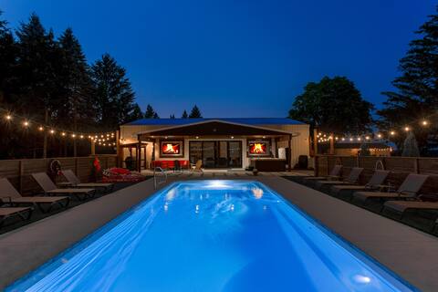 70's Lodge TC |  Lg Group Private Retreat Home