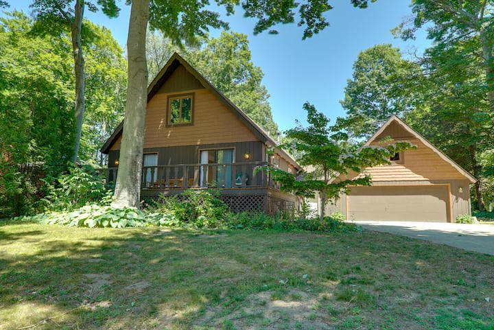 1 Mi to Tunnel Park: Holland Home w/ Fire Pit