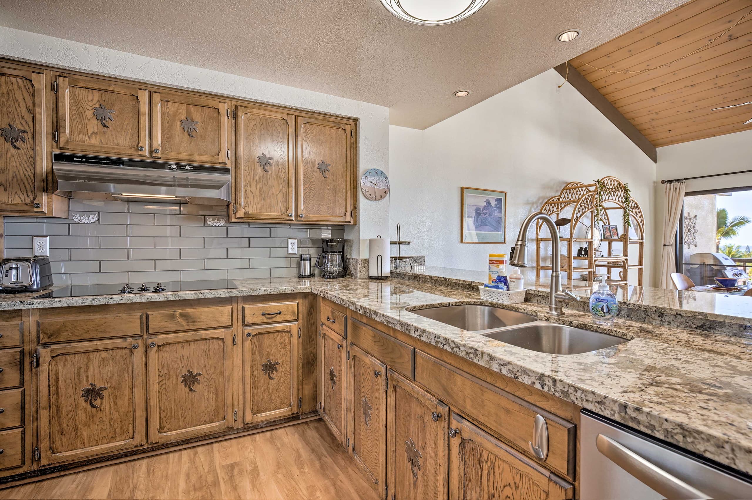Condo in Kailua-Kona · ★4.95 · 1 bedroom · 2 beds · 2 baths - Image 10