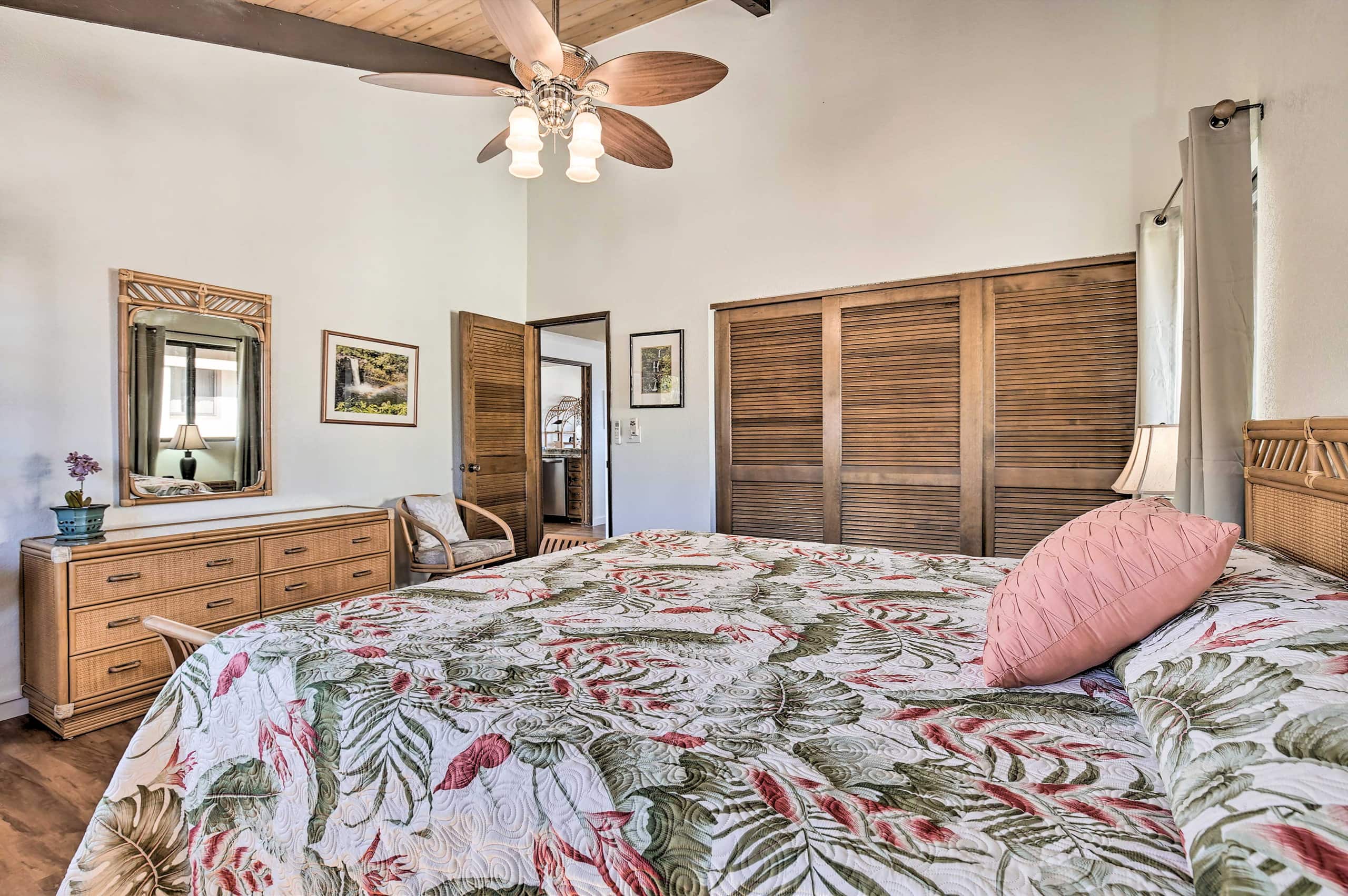 Condo in Kailua-Kona · ★4.95 · 1 bedroom · 2 beds · 2 baths - Image 15