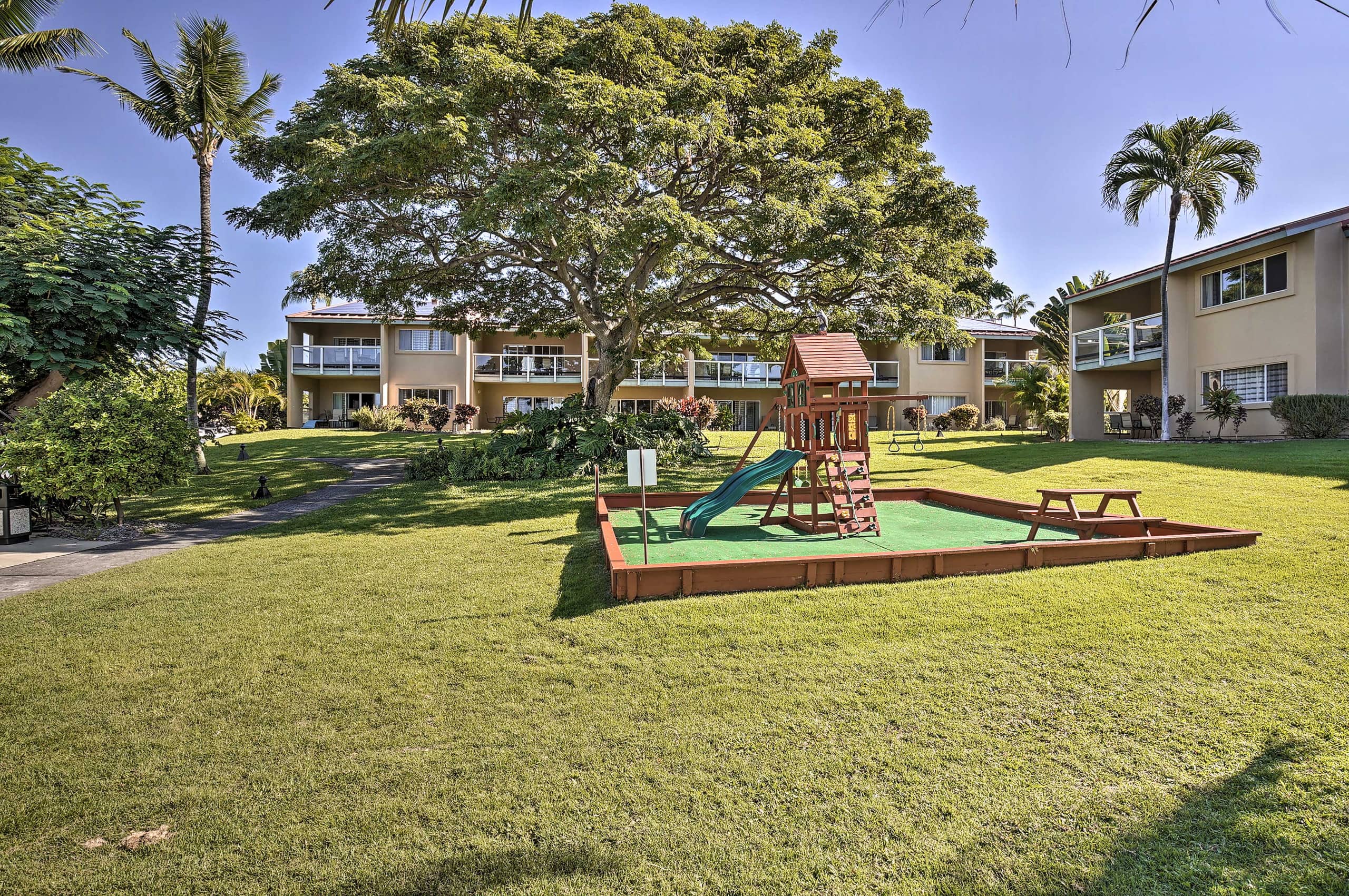 Condo in Kailua-Kona · ★4.95 · 1 bedroom · 2 beds · 2 baths - Image 27