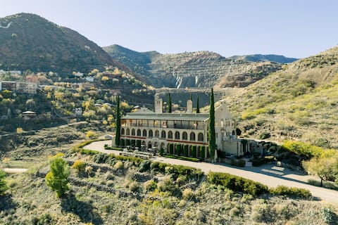 Historic Mansion in Jerome Sleeps 19 Red Rock View