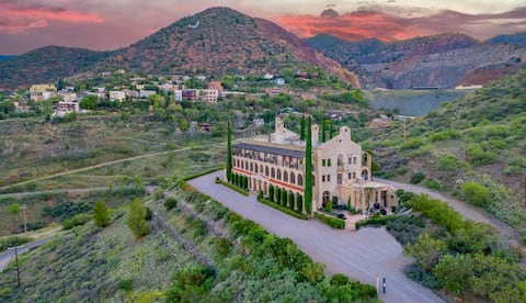 Historic Mansion in Jerome Sleeps 19 Red Rock View