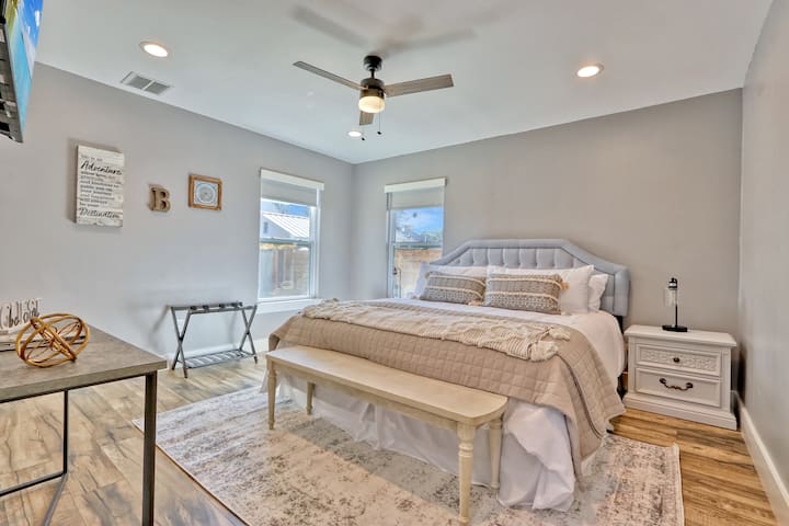 Bridge Haus! Hot Tub, Schlitterbahn Close By - New Braunfels, TX
