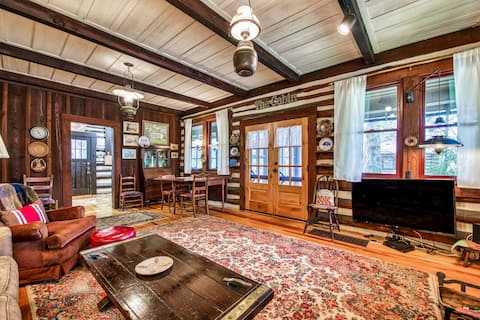 Rustic 2BR Mountainview | Pool | Deck