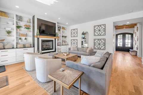Luxury Home | Hot Tub | Game Room | Downtown |  Pa