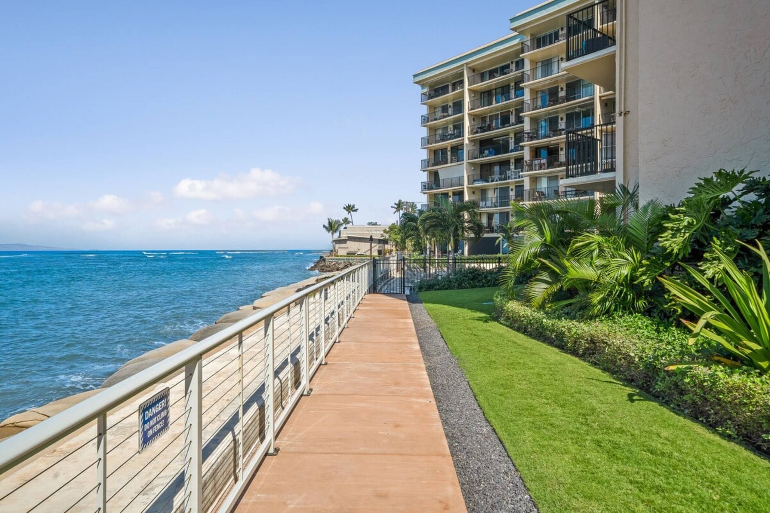 Condo in Lahaina · ★4.27 · 1 bedroom · 2 beds · 2 baths - Image 27