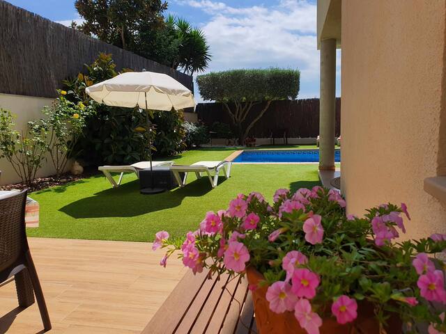 Costa Brava Suites Casa La Bahia, piscina privada gallery image 2