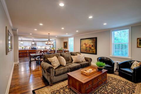 Hummingbird manor 6 beds/6 ensuite baths-minutes f