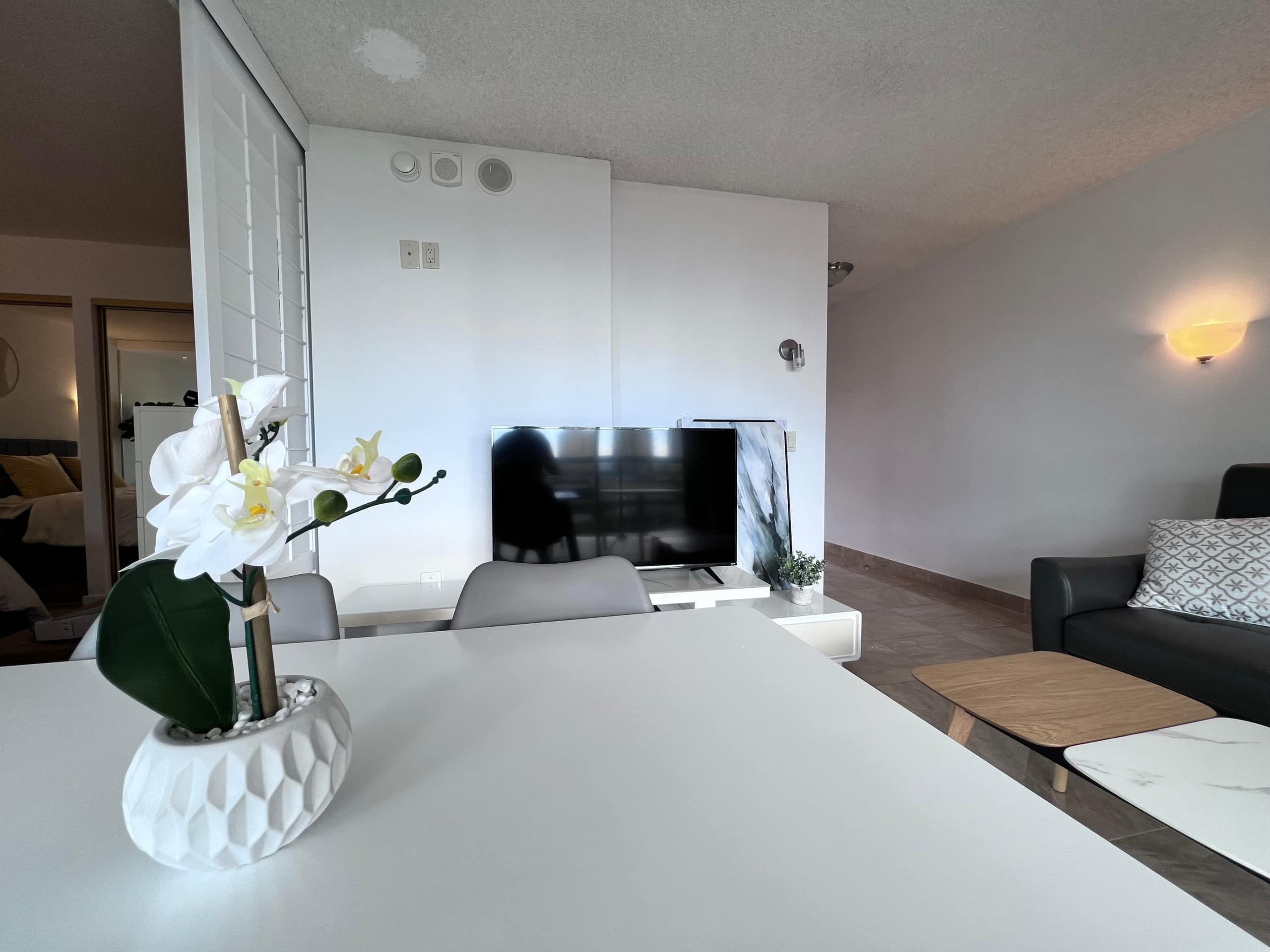Condo in Honolulu · ★4.8 · 1 bedroom · 2 beds · 1 shared bath - Image 4