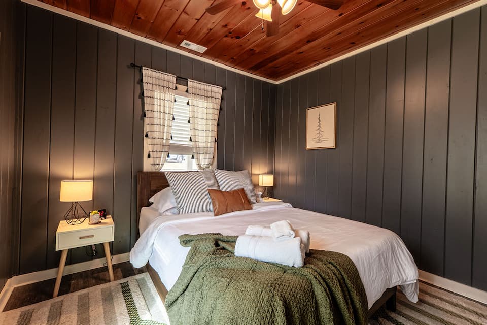 Guest Bedroom with 1 queen bed
