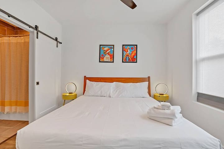 Dormitorio luminoso y animado y baño en suite.