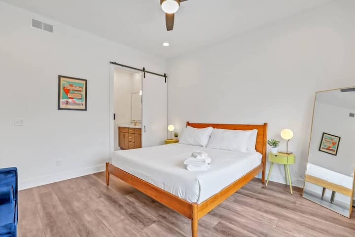 Dormitorio principal ubicado en el nivel principal con baño privado.