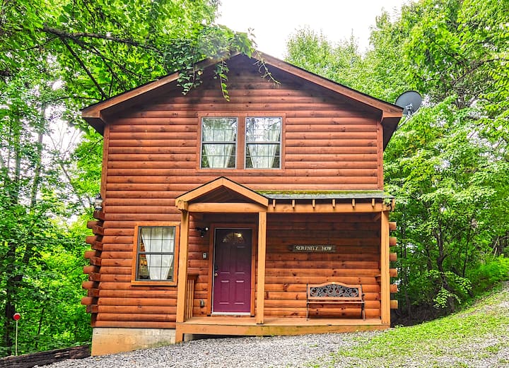 Lyrical Loft · Private Hot Tub · 60-game Arcade · King Bed · 5mi To Downtown - Gatlinburg, TN