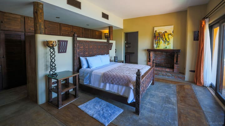 Спалня 1 със суперголямо двойно легло и самостоятелна баня,