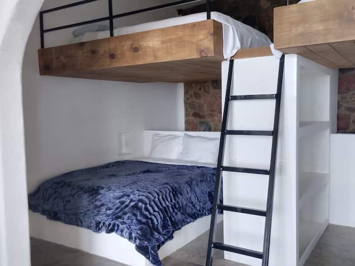 Спалня 4 - 4 двойни легла, вградени в двуетажни легла