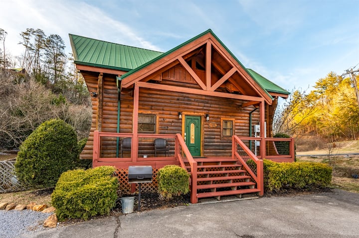 Stunning Creekside Pool Access Fire Pit, Location - Pigeon Forge, TN