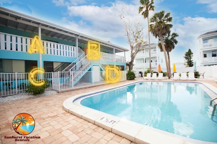 Beach Retreat W/pool, Sleeps 24, Walk To Beach - Indian Rocks Beach, FL