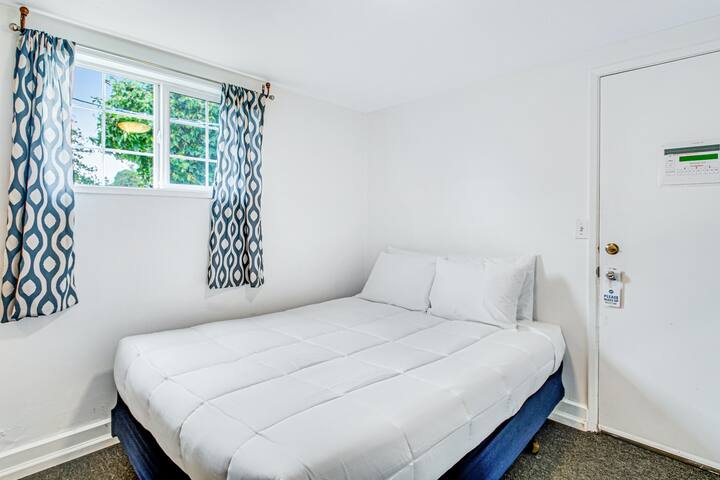 Habitación pintoresca con una pequeña cocina, wifi rápido, TV - a menos