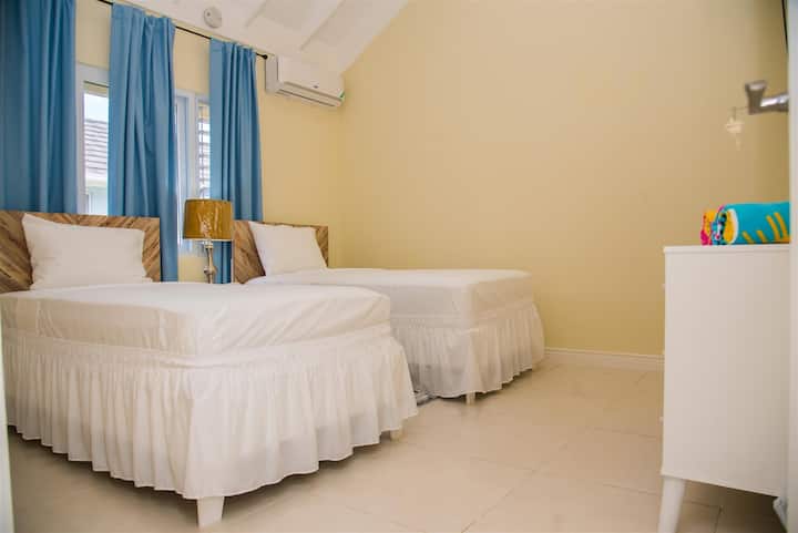 Chumba cha kulala cha tatu na vitanda viwili vya ukubwa wa watu wawili