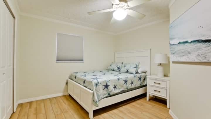 Cette chambre queen size comprend un grand placard et de nouveaux meubles.