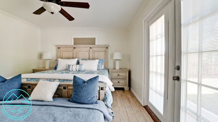 Détendez-vous dans la retraite principale paisible avec lit King Size et lits jumeaux, grand dressing et salle de bain complète attenante.  Des portes-fenêtres mènent à la vaste terrasse et à la piscine dans la cour arrière privée clôturée.